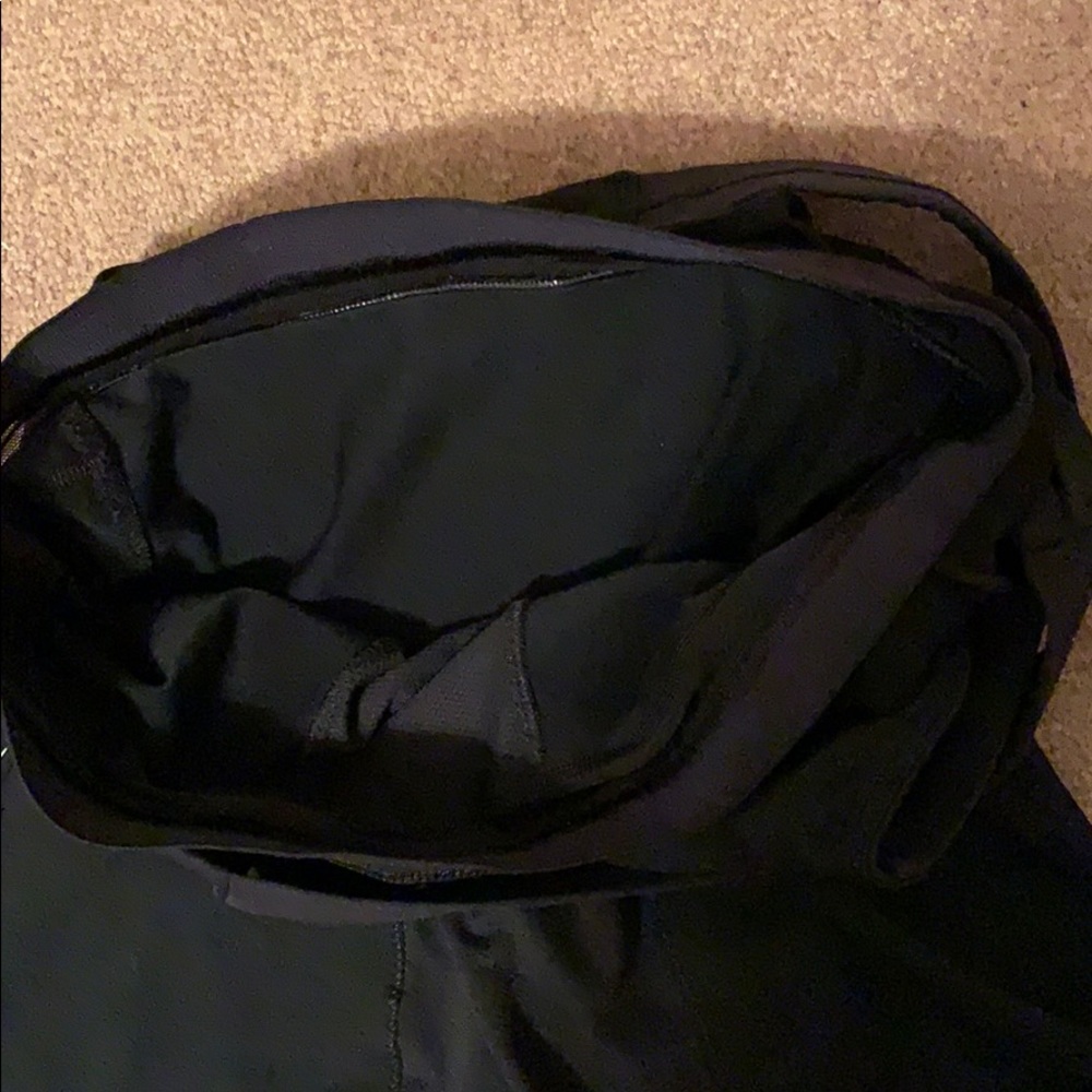 LULULEMON TOP BLACK, SZ 6 FREE SMALL RED LULU BAG - Picture 7 of 9
